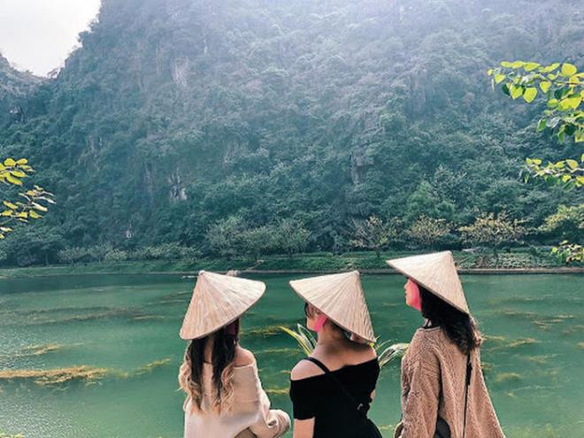 Phong cảnh hữu tình non nước với cảnh đẹp được ví như "Vịnh Hạ Long trên cạn" có thể hút hồn bất cứ du khách nào.