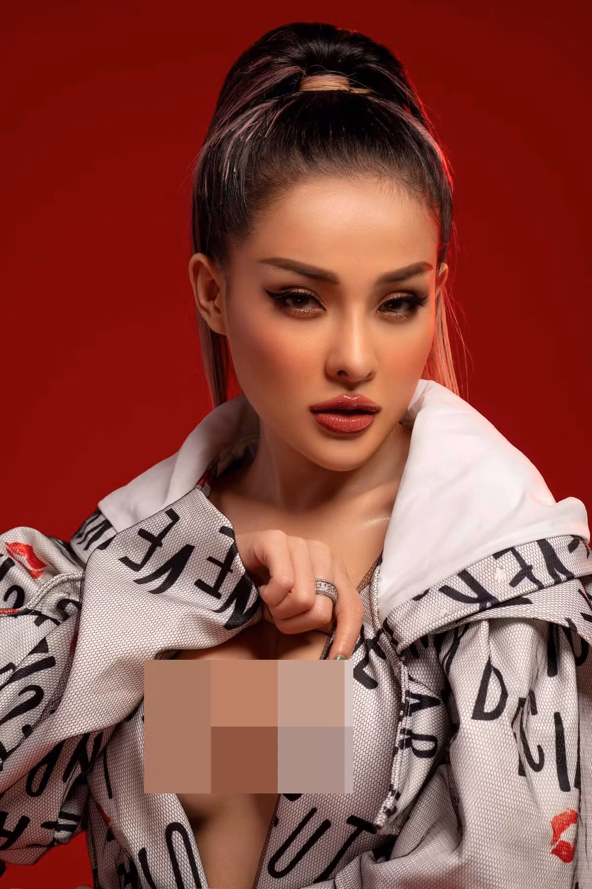 Thời gian qua, không thiếu những bức ảnh Ngân 98 khoe ảnh diện đồ hở bạo, lộ cả vùng nhạy cảm.