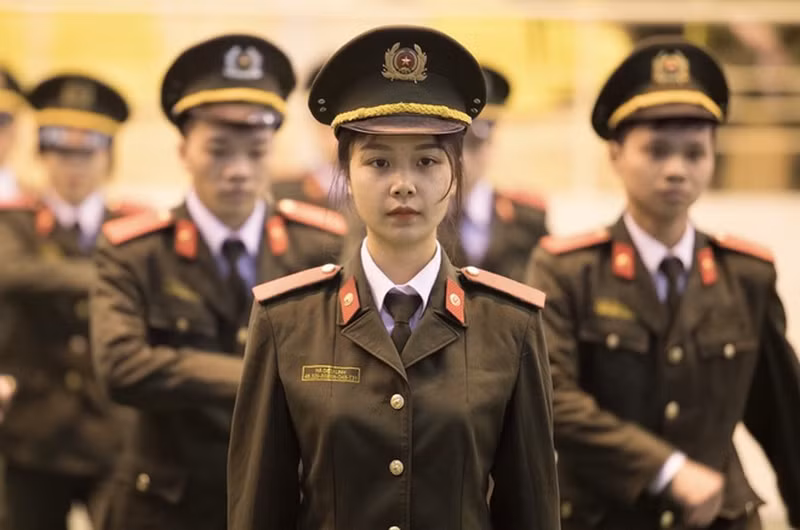 Hà Diệu Linh là thủ khoa khối C00 của Học viện An ninh trong kỳ thi THPT quốc gia năm 2016 với số điểm 33.25 (cả điểm cộng ưu tiên), chuyên ngành Trinh sát Bảo vệ an ninh xã hội. Sau 4 năm học tập và rèn luyện tại Học viện An Ninh, Linh đạt kết quả học tập 3,4/4, là học viên giỏi toàn khoá và cũng trở thành thủ khoa tốt nghiệp đầu ra của ngành học.