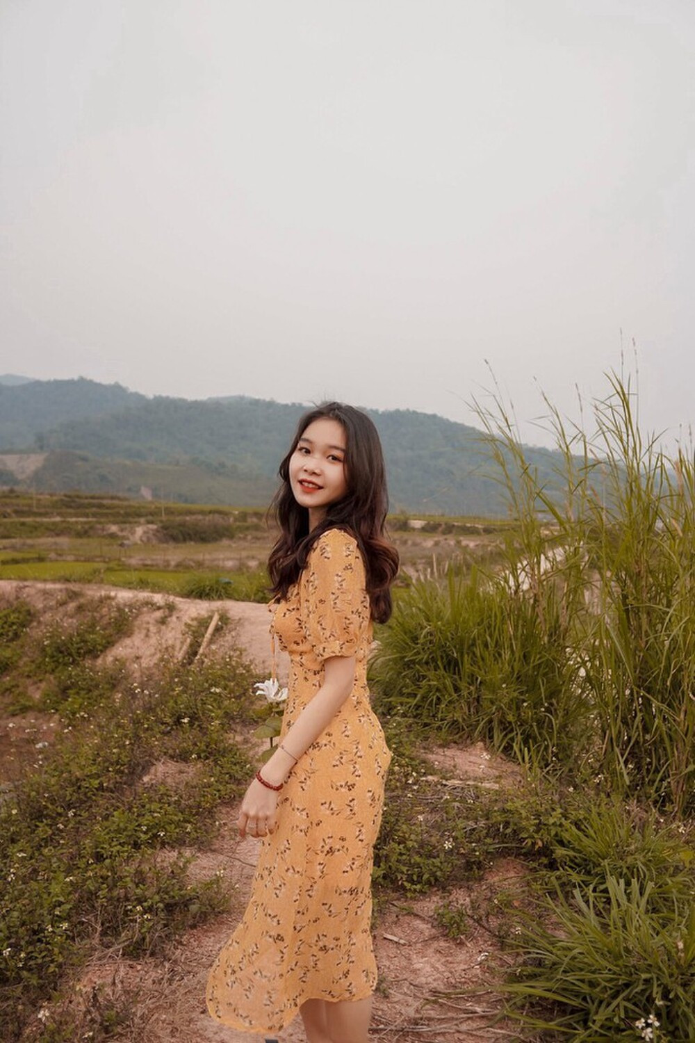 Được biết, Diệu Linh là người dân tộc Tày, sinh ra trong gia đình truyền thống có ông bà, bố mẹ, các anh chị đều là giáo viên.