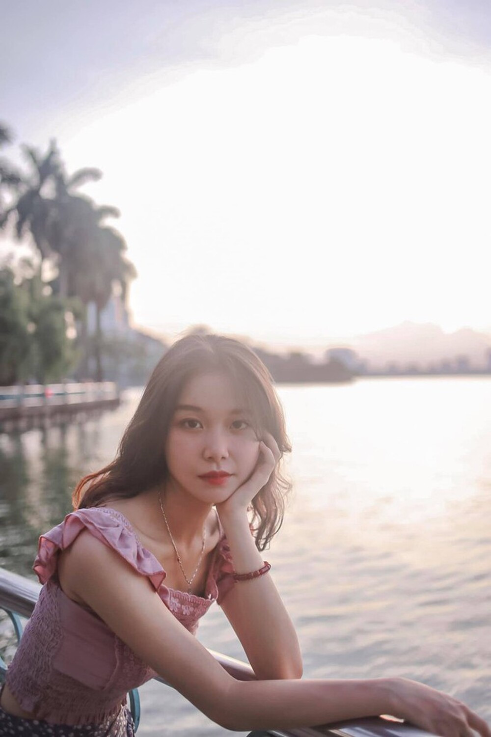 Tận dụng ngoại hình xinh đẹp của mình, nữ thủ khoa Học viện An ninh cũng nhận lời làm mẫu ảnh review quảng cáo cho các nhãn hàng, thương hiệu, điều này phần nào cũng giúp cô nàng thỏa mãn đam mê chụp ảnh và kiếm thêm thu nhập.