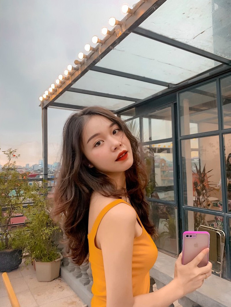 Hình ảnh của Linh được chia sẻ nhiều trên các diễn đàn mạng xã hội, khiến các chàng trai xao xuyến bởi nét trong trẻo xinh xắn. Ảnh: Facebook nhân vật