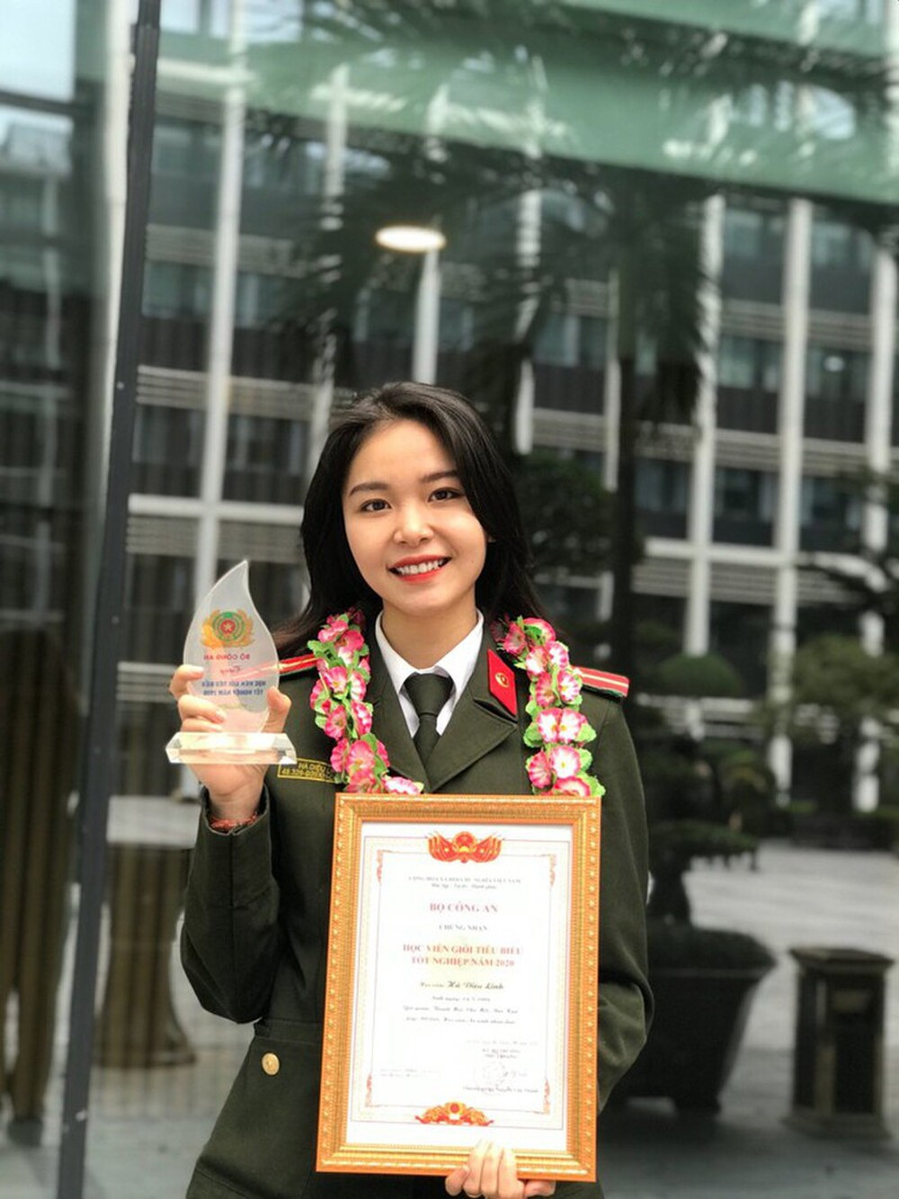 Hà Diệu Linh (sinh năm 1998) hiện tại đang là cái tên gây sốt cộng đồng mạng bởi thành tích học tập đáng nể của cô. Nữ sinh 9x vừa là thủ khoa đầu vào, vừa tốt nghiệp loại xuất sắc tại Học viện An ninh.