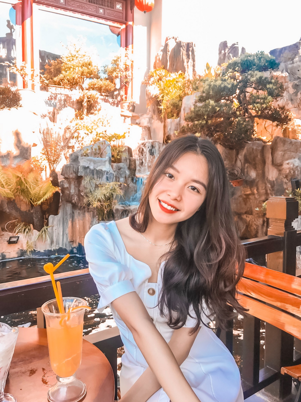 Vẻ đời thường của Linh được phần lớn cư dân mạng nhận xét là vô cùng xinh xắn, đáng yêu không khác gì thế hệ hot girl mới nổi hiện nay.