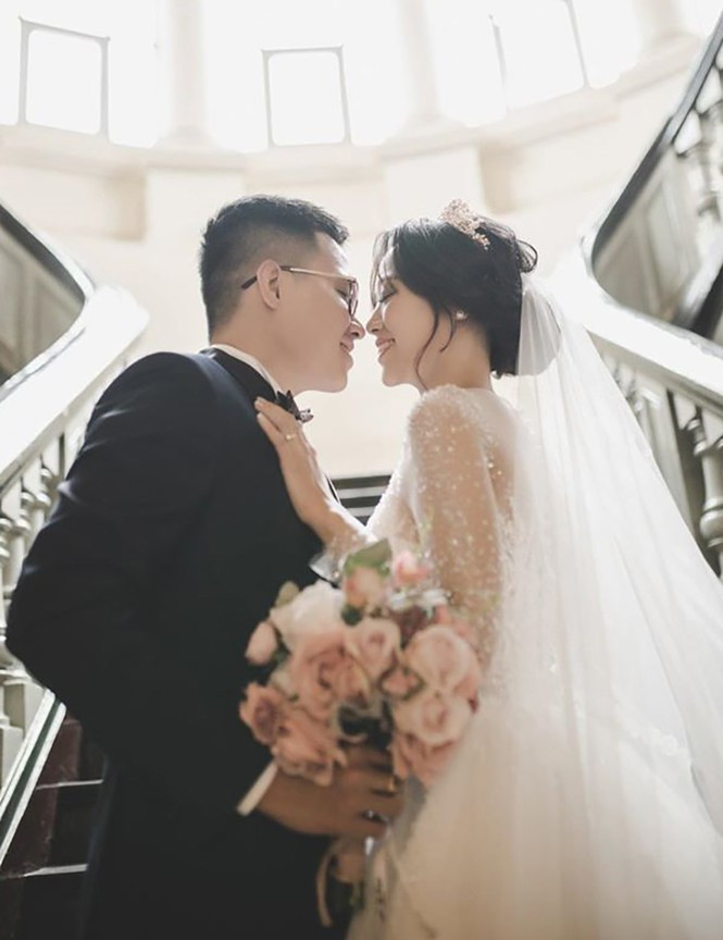 Cặp đôi rất bất ngờ khi bộ ảnh cưới có khẩu trang làm phụ kiện của họ được nhiều cư dân mạng quan tâm chia sẻ, dành nhiều lời ngợi khen. Ảnh: Tổng hợp Facebook