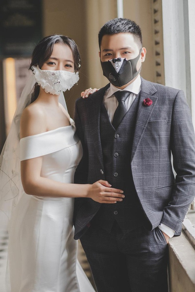 Bối cảnh dịch Covid-19 diễn ra phức tạp, Minh Trà và Quốc Thắng đã có ý tưởng sáng tạo về chiếc khẩu trang, biến nó thành một phụ kiện "độc" trong bộ ảnh cưới của cặp đôi gây sốt MXH này.