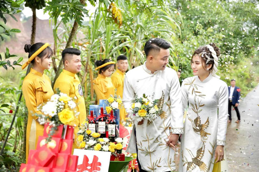 Cô dâu chú rể cùng dàn bê tráp lễ bằng xe cút kít xuất hiện trong bài đăng đều vô cùng xinh đẹp và tươi tắn. Mọi người còn không quên chụp ảnh kỉ niệm bên dàn "siêu xe" cút kít mới tinh, trang trí cả hoa nơ, chữ hỉ bắt mắt.