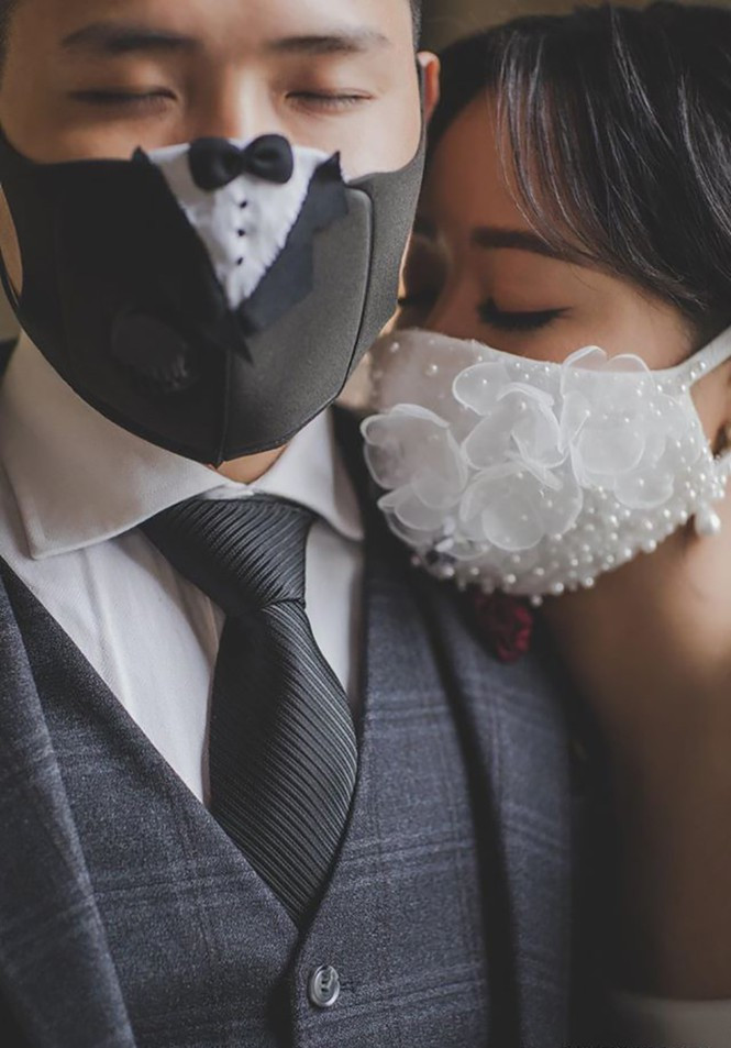 Bộ ảnh cưới với phụ kiện khẩu trang khiến cặp nhân vật chính Minh Trà - Quốc Thắng cũng ấn tượng. Các thành viên gia đình và bạn bè cô dâu chú rể đều thích thú với bộ ảnh, khen ý tưởng sử dụng khẩu trang rất vui.