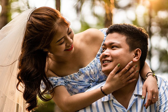 Phần “sản phẩm” chính là Lễ thành hôn Phạm Huân – Hồng Huế. Còn phần đánh giá sản phẩm được lồng ghép khéo léo các thông tin như thời gian, địa điểm và những hình ảnh hạnh phúc của cặp đôi.