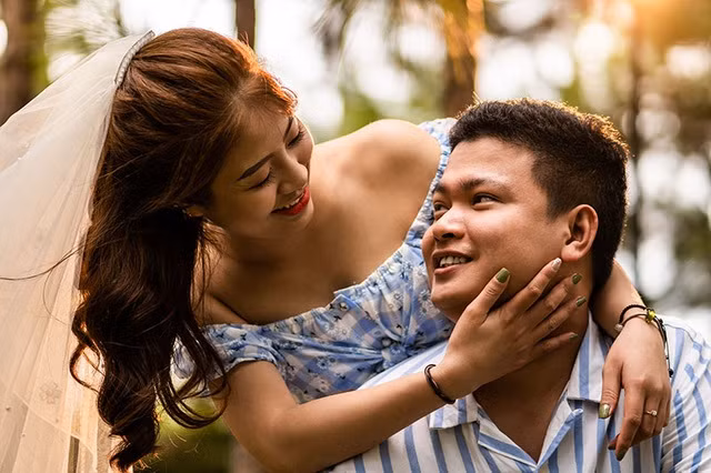 Phần “sản phẩm” chính là Lễ thành hôn Phạm Huân – Hồng Huế. Còn phần đánh giá sản phẩm được lồng ghép khéo léo các thông tin như thời gian, địa điểm và những hình ảnh hạnh phúc của cặp đôi.