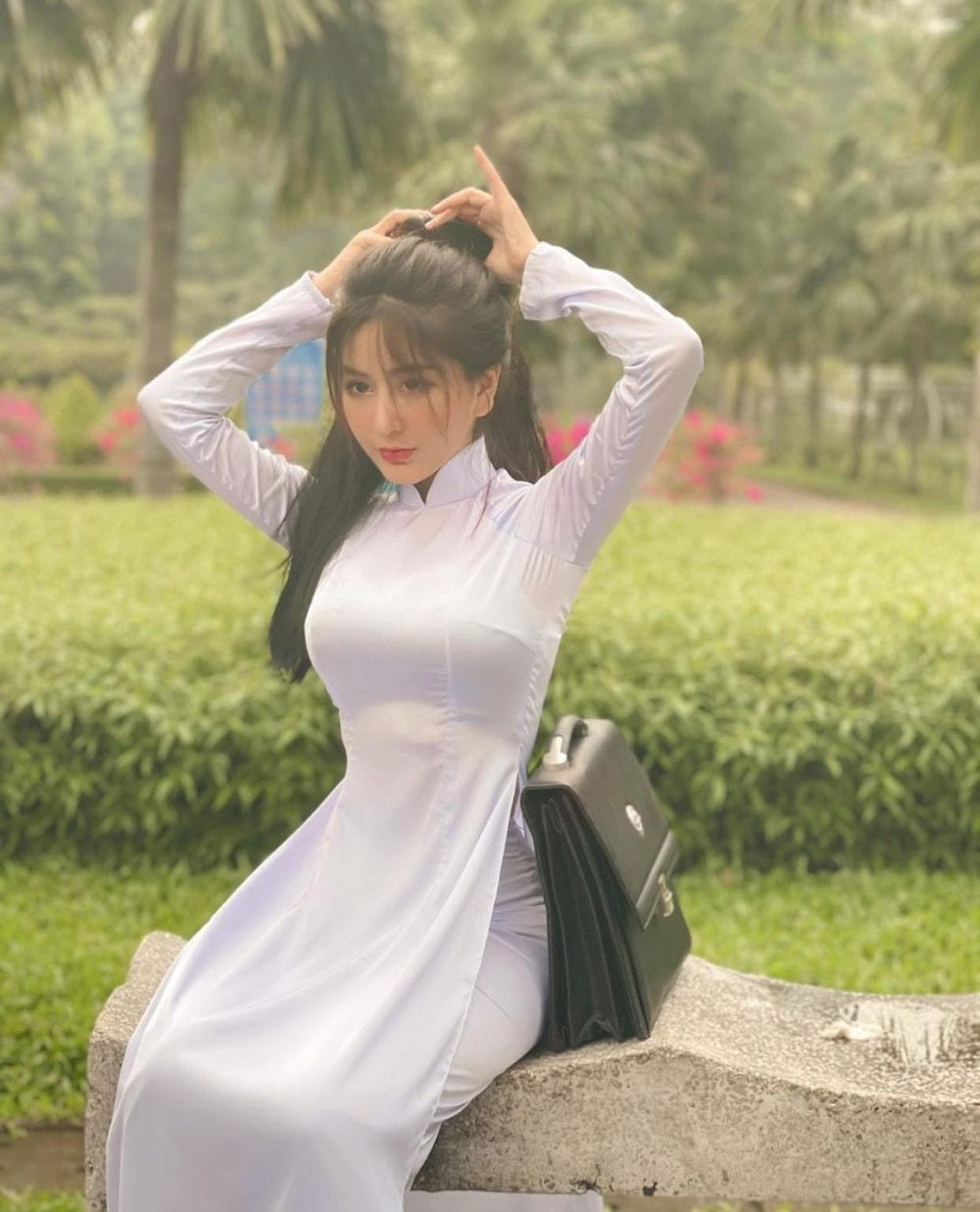 Hot girl 10X này còn được các trang báo của Trung Quốc và Hàn Quốc đặt cho danh hiệu “nữ hoàng không góc chết”.