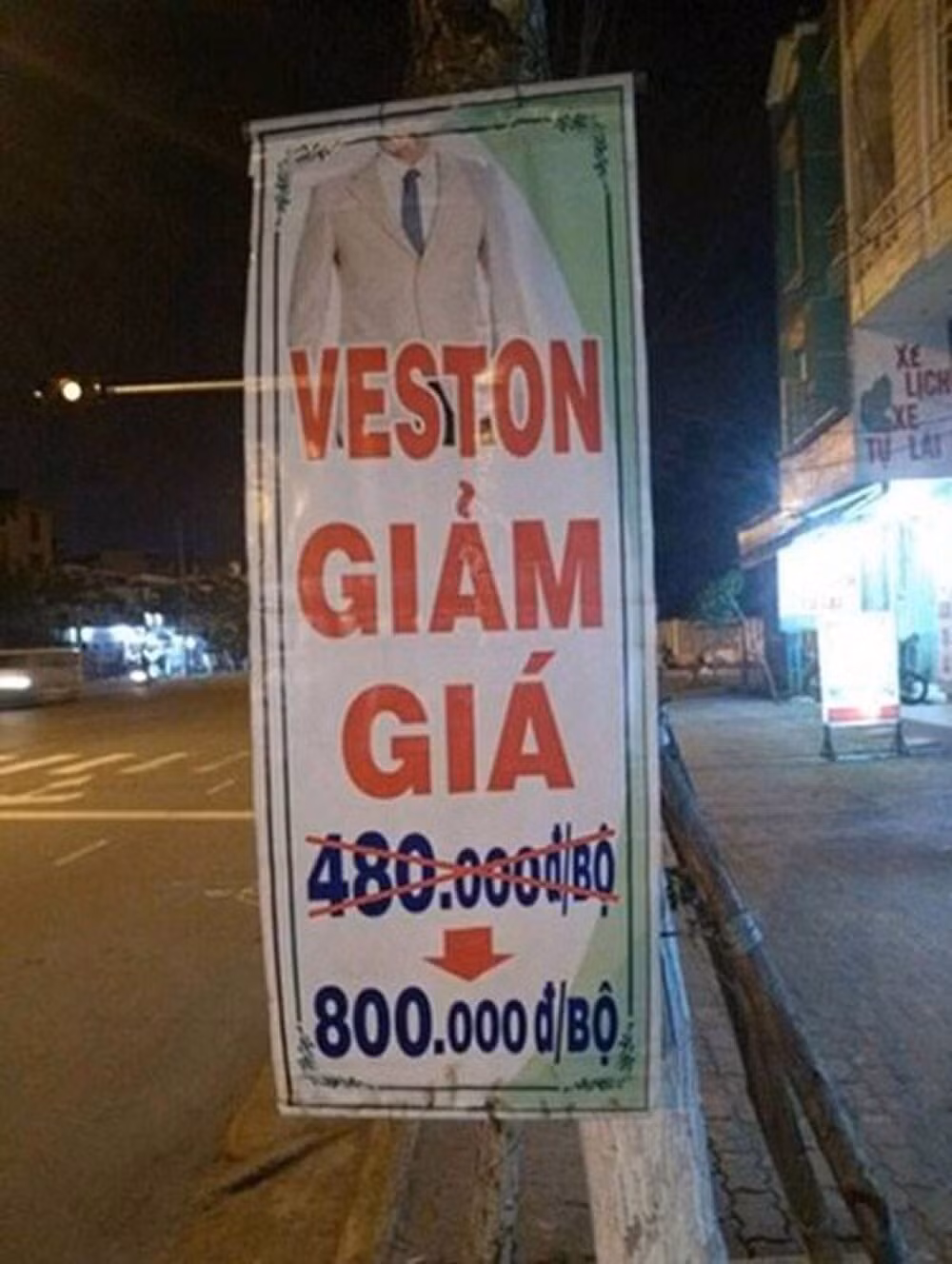 Không biết có phải là lỗi in ấn không hay chủ cửa hàng đã "chơi chiêu" để hút khách, dù sao thì nhìn vẫn rất buồn cười.