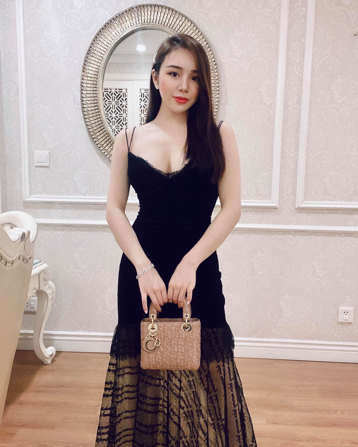 Bên cạnh việc hay check-in ở các địa điểm địa điểm sang trọng, khách sạn cao cấp, du lịch nghỉ dưỡng, cô nàng còn sở hữu bộ sưu tập hàng hiệu đắt đỏ từ túi xách, phụ kiện.