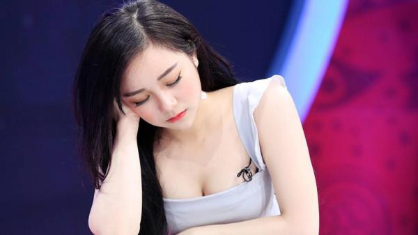 Nguyễn Thủy Tiên (học sinh trường THPT Mỹ Hào, Hưng Yên) nổi tiếng nhờ khoảnh khắc ngủ gật giữa sân trường. '' Hot girl ngủ gật'' sau đó không lâu cũng "gây sốt" mạng xã hội nhờ bức ảnh ngủ gật trên trường quay của đài truyền hình Việt Nam trong chương trình "Nóng cùng World Cup 2018".