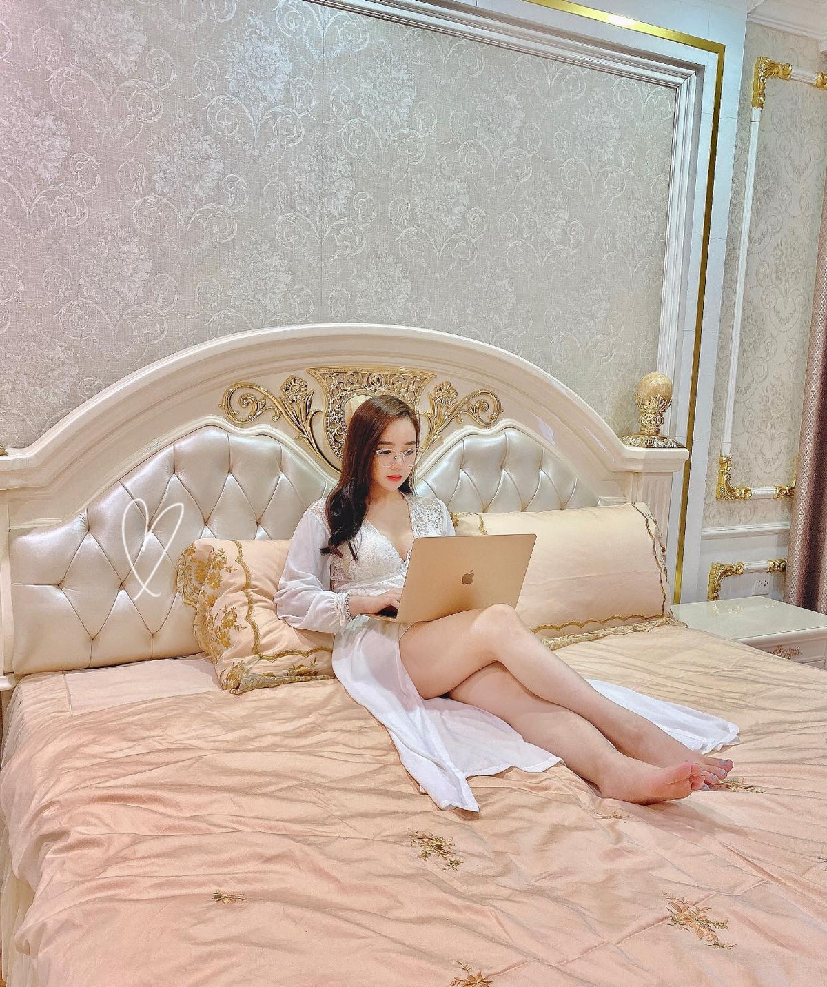 Mới đây hot girl Nhã Tiên đã khiến dân tình ''đứng ngồi không yên'' khi đăng tải trên trang cá nhân hình ảnh mặc một bộ đồ ngủ trắng bằng ren mỏng tang, khoe đôi chân trắng ngần thon thả và đang ngồi trên giường để làm việc.