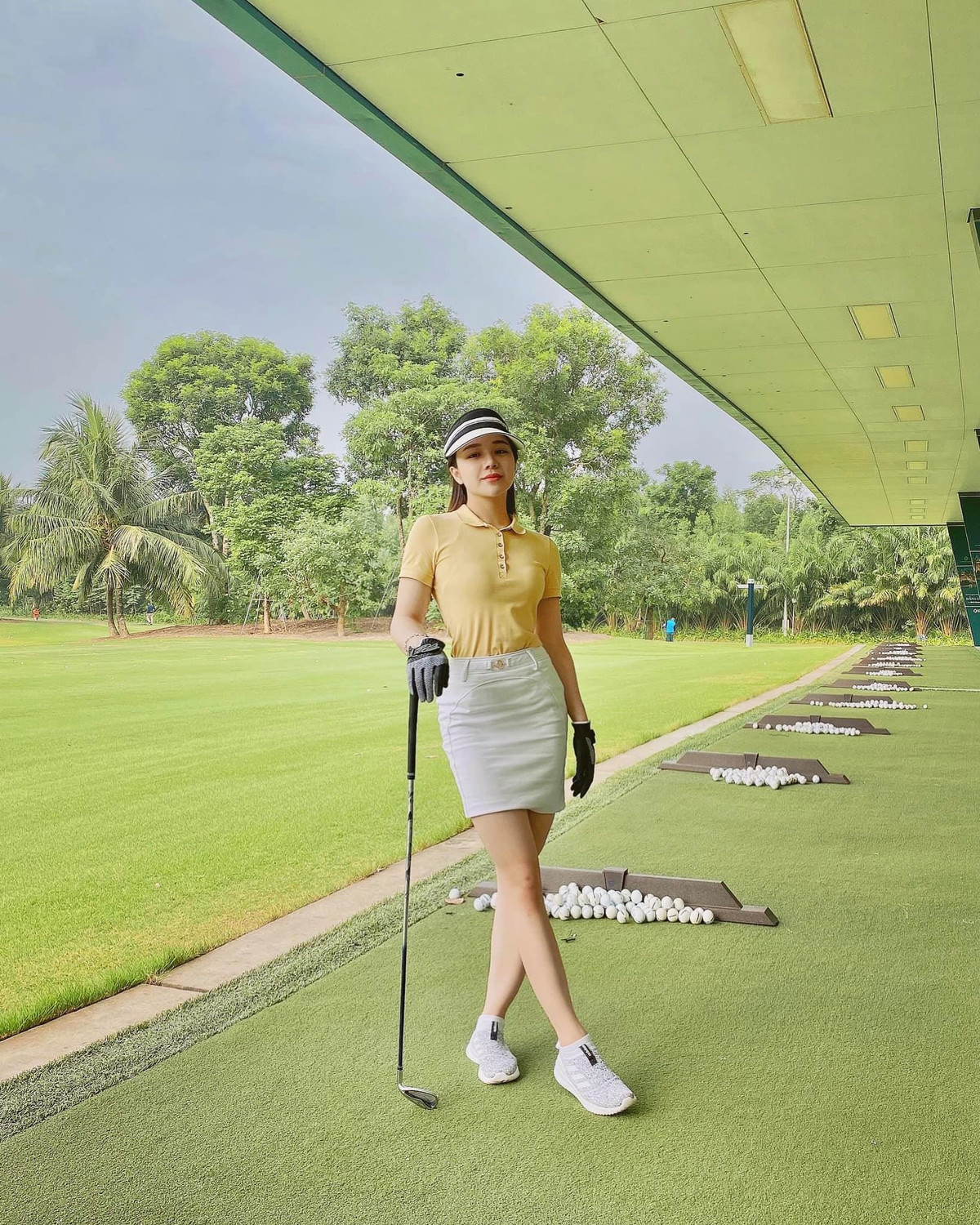 Đầu năm 2019, Thủy Tiên quyết định đổi sang nghệ danh Nhã Tiên để bước đầu lấn sân sang lĩnh vực ca hát. Tuy nhiên, MV đầu tay có tên "Em muốn cho anh xem này" của cô bị dư luận chỉ trích thậm tệ và gỡ bỏ vì nội dung phản cảm thô tục.