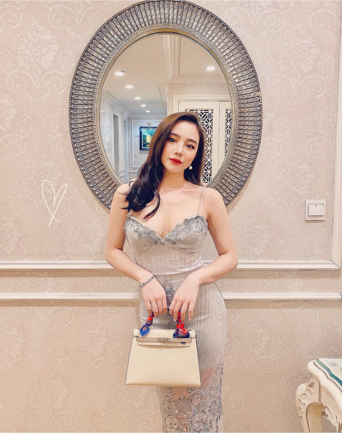 Trên trang cá nhân, cô nàng chỉ thường chia sẻ khoảnh khắc ghi lại cuộc sống sang chảnh, tận hưởng tiện nghi đắt tiền của mình.