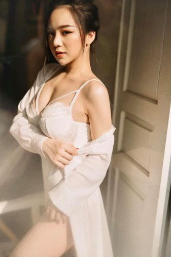 Ở tuổi đôi mươi, nàng hot girl với nghệ danh mới là Nhã Tiên sở hữu thân hình đẫy đà, làm da trắng, đặc biệt số đo vòng một siêu khủng.
