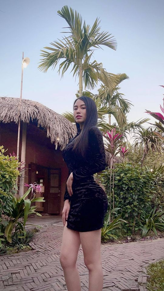 Hot girl Linh Miu (sinh năm 1993) vốn là gương mặt quen thuộc trong một số MV của ca sĩ trẻ. Từ lâu cô đã nổi tiếng với phong cách gợi cảm, nóng bỏng.