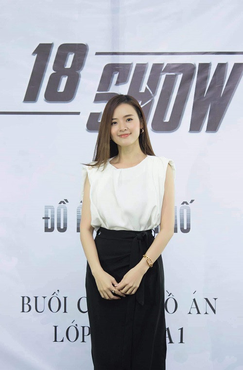 Cử chỉ nhẹ nhàng, nền nã của cô giáo Midu đã làm cho nhiều sinh viên mê mẩn. Nhiều bạn trẻ cảm thấy ghen tị vì chưa có cơ hội được Midu chỉ dạy.