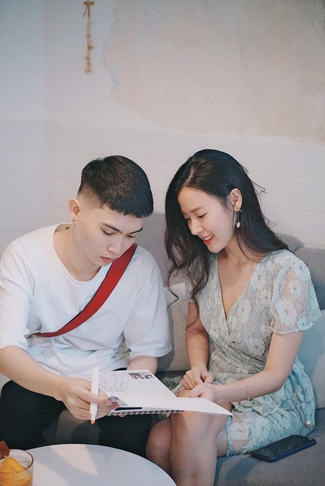 Trái với phong cách phóng khoáng ngoài đời, thời trang giảng đường của cô giáo Midu khá đơn giản nhưng chẳng kém phần xinh đẹp, ngọt ngào.