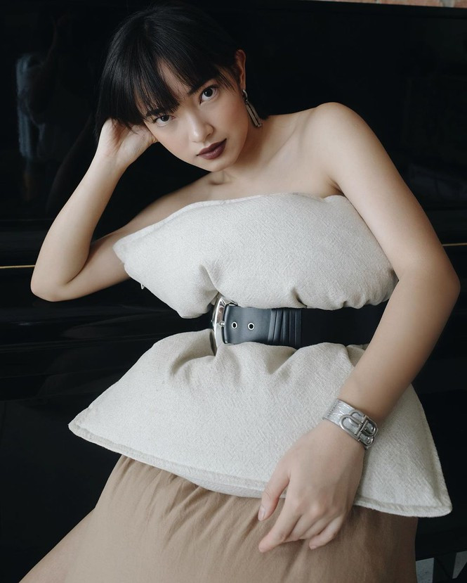 Chỉ cần một chiếc gối và thắt lưng, nhiều hot girl, fashionista đã có thể biến hóa ra hàng loạt cách kết hợp, lên đồ độc đáo để "sống ảo" tại gia trong mùa dịch.