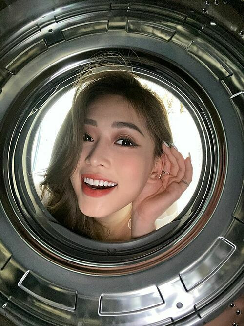 Kể từ khi đươc phổ biến rộng rãi, trend mạng xã hội chụp ảnh cùng lồng máy giặt thu hút đông đảo các bạn trẻ, trong đó không thể thiếu các hot boy, hot girl, thậm chí những người nổi tiếng như hoa hậu, nghệ sĩ cũng thích thú tham gia.