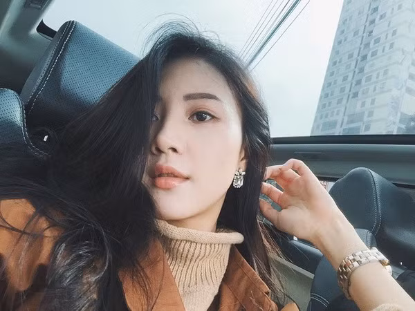 Sở hữu gương mặt xinh đẹp, vóc dáng hoàn hảo, không khó để thấy cô nàng 9X sẽ là một người cực kỳ thu hút đối phương. Không chỉ vậy, Vũ Ngọc Châm còn là tiếp viên tại hãng hàng không lớn của Hàn Quốc.