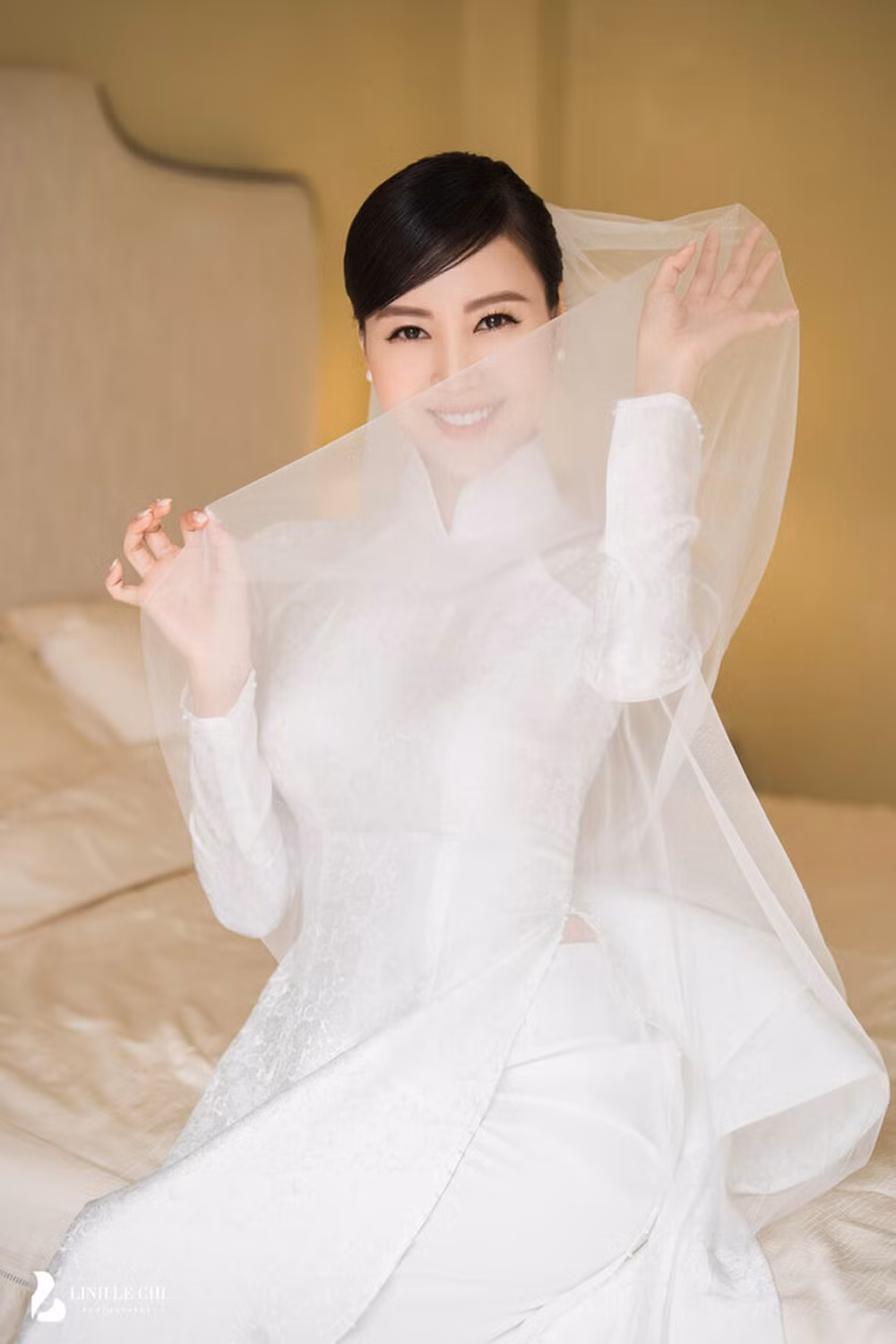 Điều đặc biệt chính là, trong các bức ảnh ấy, hot girl 9X cực kỳ rạng rỡ và hạnh phúc với tà áo dài trắng tinh khôi cùng khăn voan dành cho cô dâu
