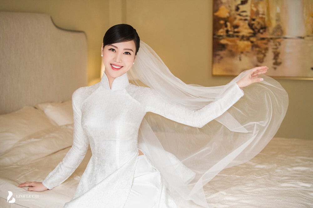 Trong bộ ảnh, cô dâu Vũ Ngọc Châm mặc áo dài trắng nền nã, tinh tế và cực kì xinh xắn.