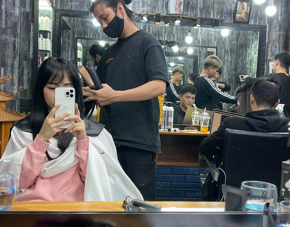 Trong loạt ảnh chia sẻ kèm theo bài viết, MC Lan Phương còn đính kèm thêm tấm hình chụp Huỳnh Anh khi ôm laptop chăm chú làm việc.