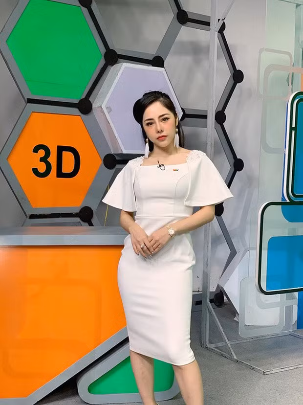Bạch Lan Phương là nữ MC quen mặt của VTV, cũng giống như các người yêu trước của Huỳnh Anh, cô nàng sở hữu gương mặt xinh đẹp và đường cong quyến rũ.
