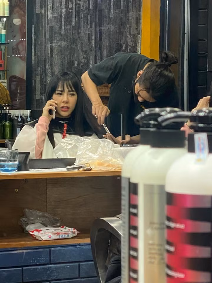 Trước hành động này của người yêu, Huỳnh Anh cũng đã đăng tải hình ảnh chưa qua chỉnh sửa của Lan Phương ngay dưới bình luận bài viết. Có thể thấy rằng qua hình ảnh chụp vội này, Lan Phương bị cho là lộ nhan sắc không được tươi trẻ như trên mạng xã hội.