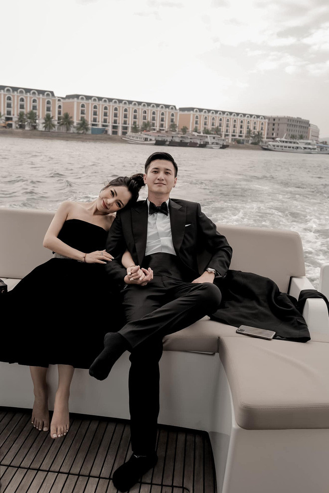 Nam diễn viên đã tung loạt khoảnh khắc ngọt ngào như nắm tay, ôm hôn cô bạn gái mới là MC Bạch Lan Phương lên trang cá nhân. Thậm chí, cả hai đã tính chuyện sang năm tổ chức đám cưới.