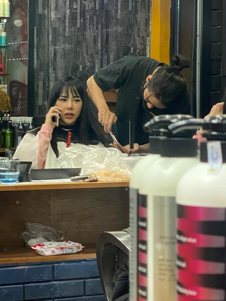 Trước hành động này của người yêu, Huỳnh Anh cũng đã đăng tải hình ảnh chưa qua chỉnh sửa của Lan Phương ngay dưới bình luận bài viết. Có thể thấy rằng qua hình ảnh chụp vội này, Lan Phương bị cho là lộ nhan sắc không được tươi trẻ như trên mạng xã hội.