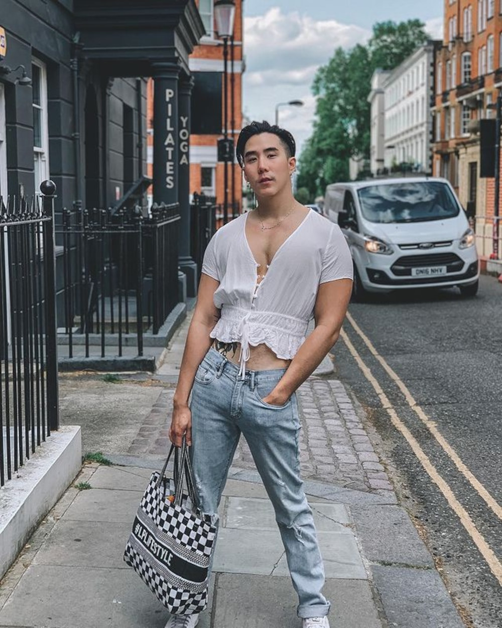 Màu sắc trang phục cũng được Pataradanai cẩn thận phối hợp để tạo hiệu ứng tươi mới, năng động.