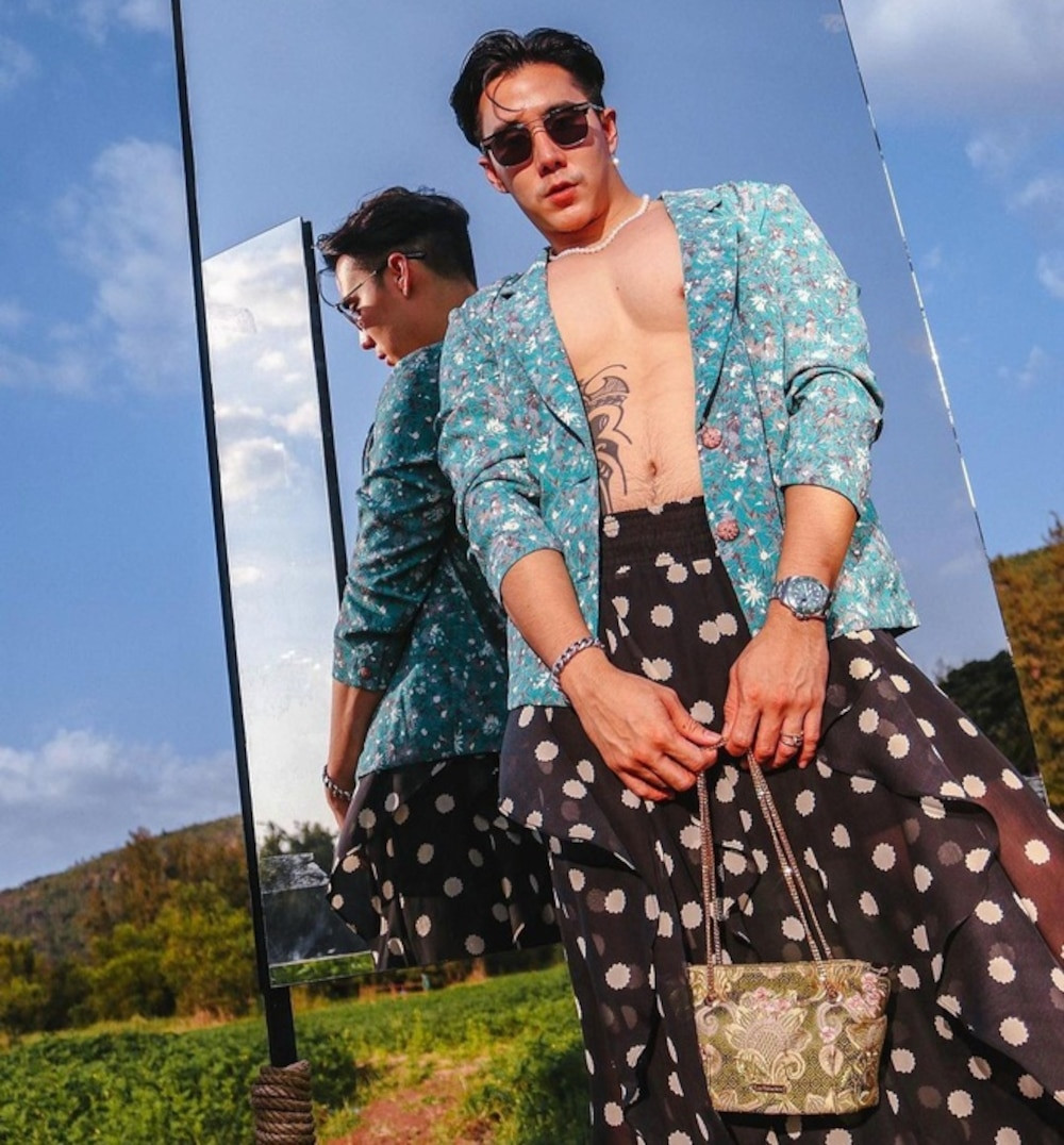 Dù có thân hình săn chắc với cơ bắp vạm vỡ, Pataradanai vẫn không ngại thể hiện những tạo dáng nữ tính như người mẫu chuyên nghiệp nhằm làm nổi bật các bộ trang phục.