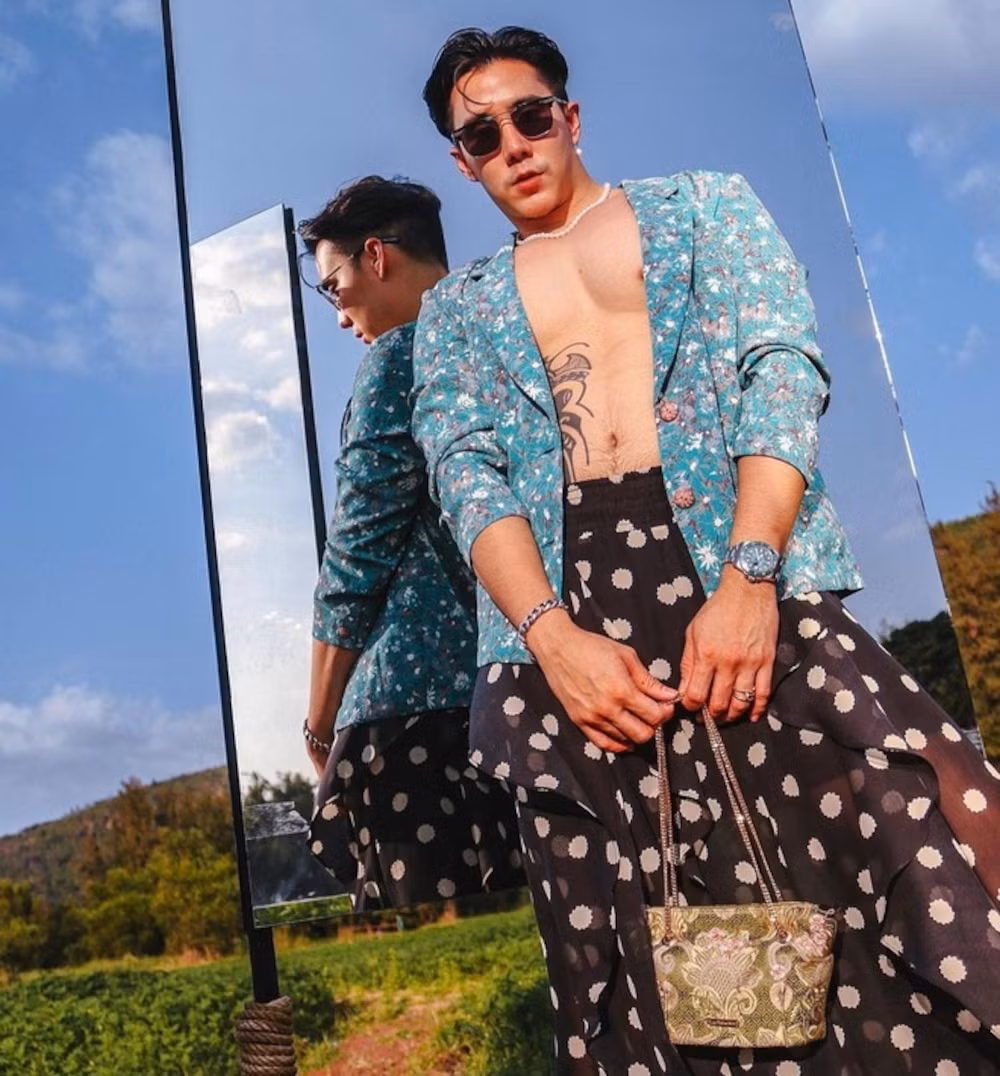 Dù có thân hình săn chắc với cơ bắp vạm vỡ, Pataradanai vẫn không ngại thể hiện những tạo dáng nữ tính như người mẫu chuyên nghiệp nhằm làm nổi bật các bộ trang phục.