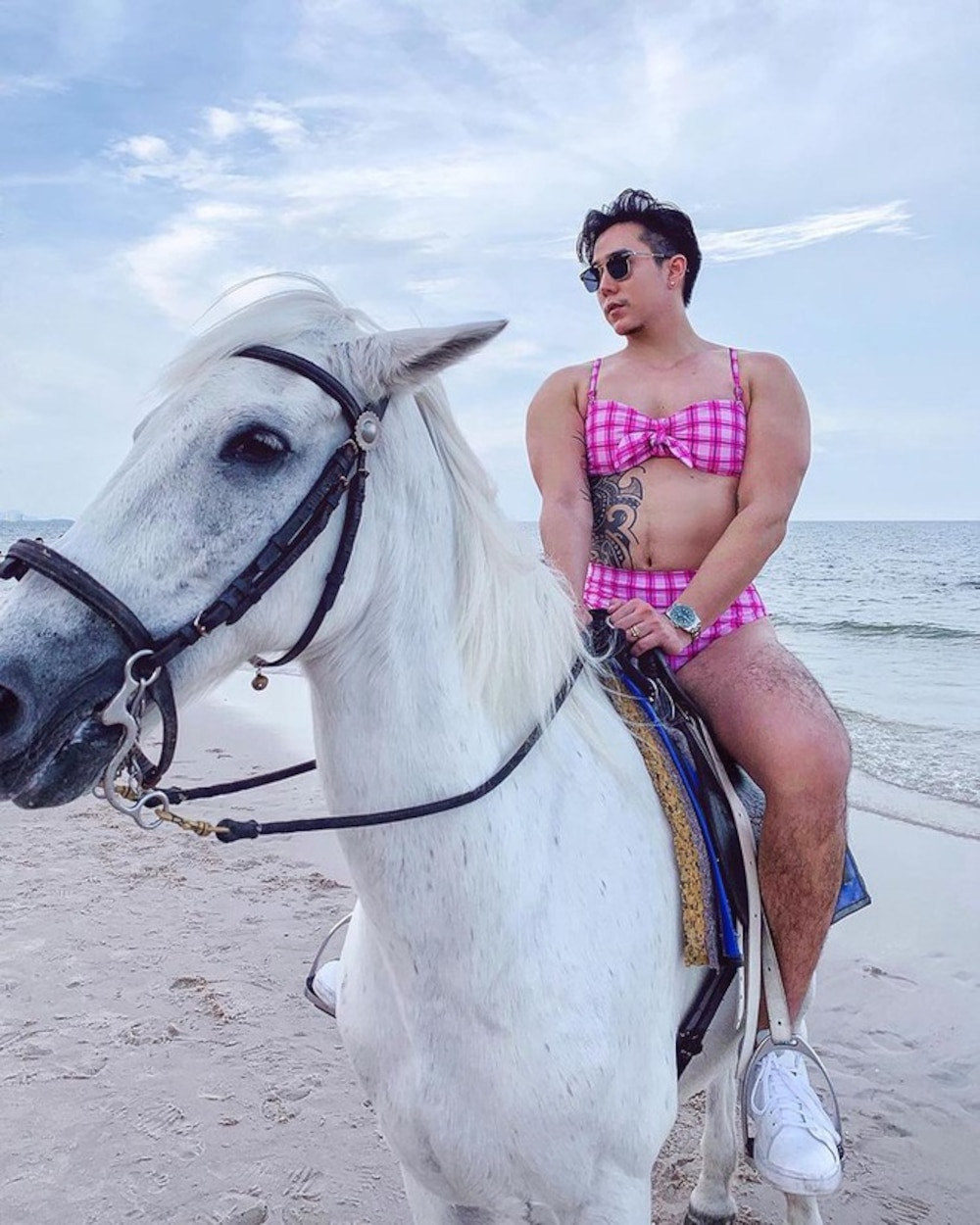 Cách phối đồ của chàng mẫu bất đắc dĩ cũng khiến nhiều người xuýt xoa vì trông rất thời trang.