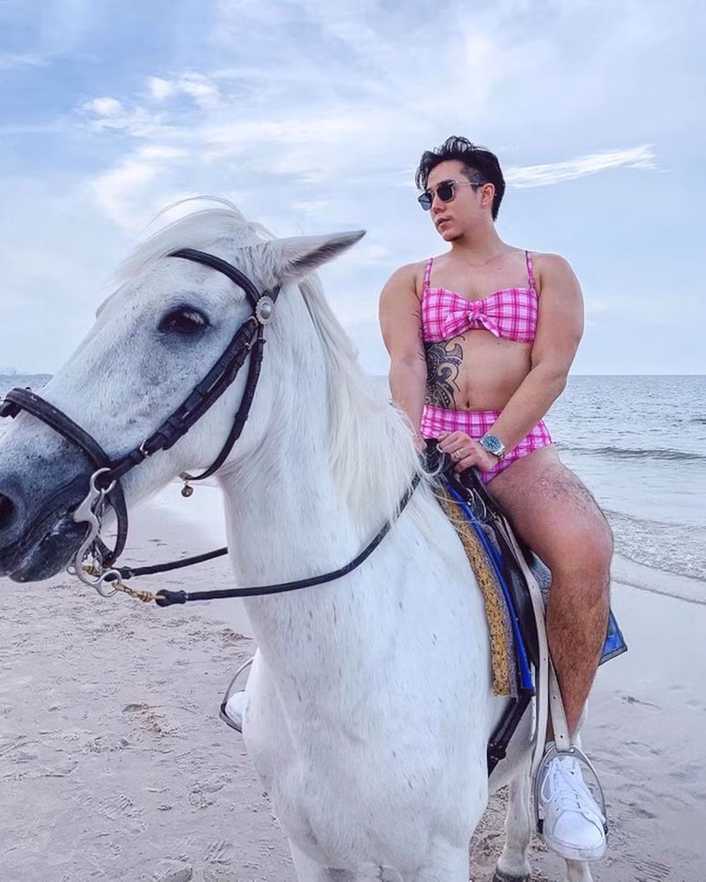 Cách phối đồ của chàng mẫu bất đắc dĩ cũng khiến nhiều người xuýt xoa vì trông rất thời trang.