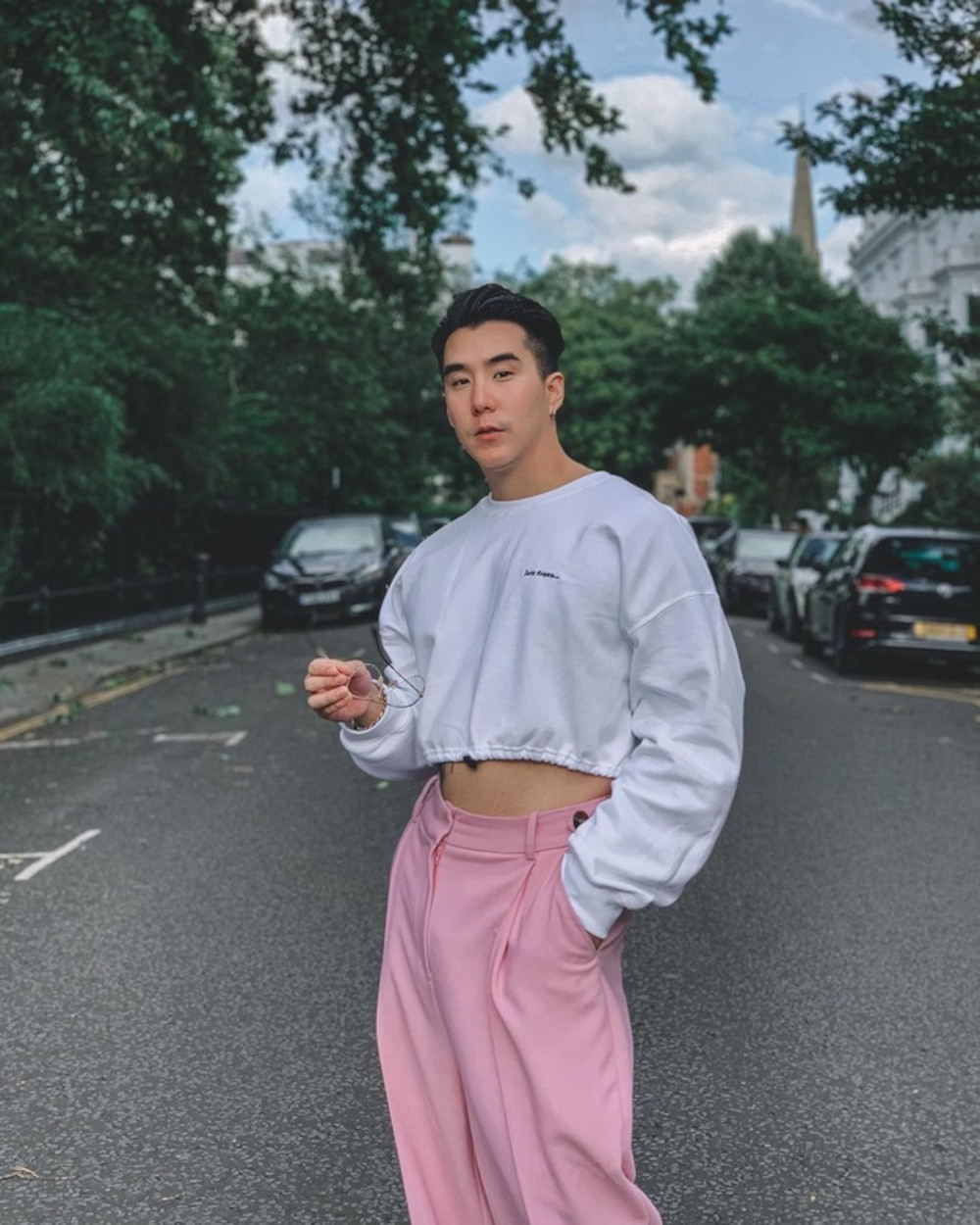 Nam thần Thái Lan này thậm chí còn không thèm trang điểm hay đội tóc giả, để nguyên gương mặt và body 6 múi cực ngầu trong những bộ váy hoa điệu đà.