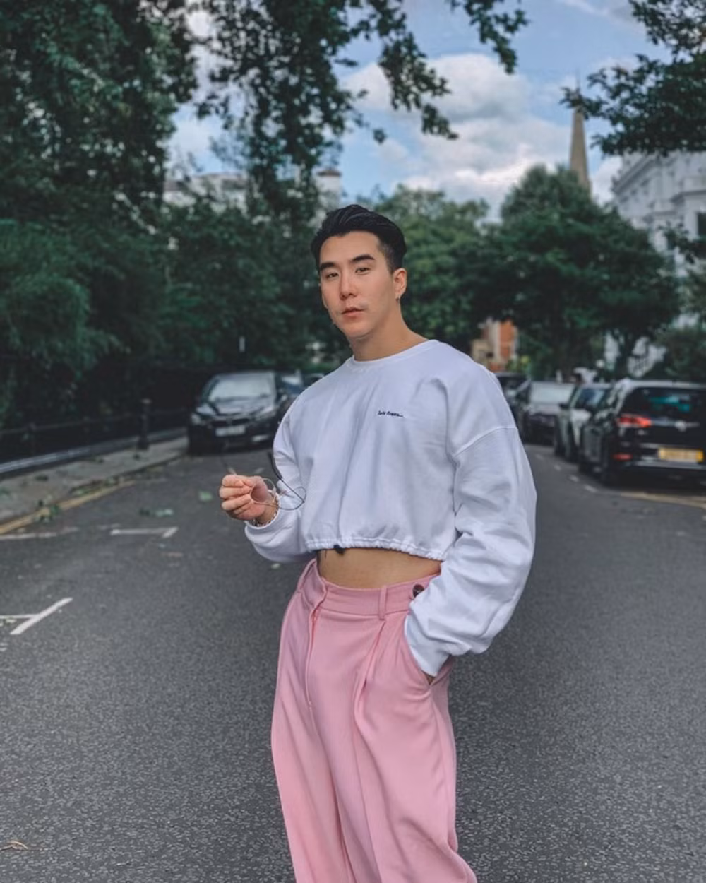 Nam thần Thái Lan này thậm chí còn không thèm trang điểm hay đội tóc giả, để nguyên gương mặt và body 6 múi cực ngầu trong những bộ váy hoa điệu đà.