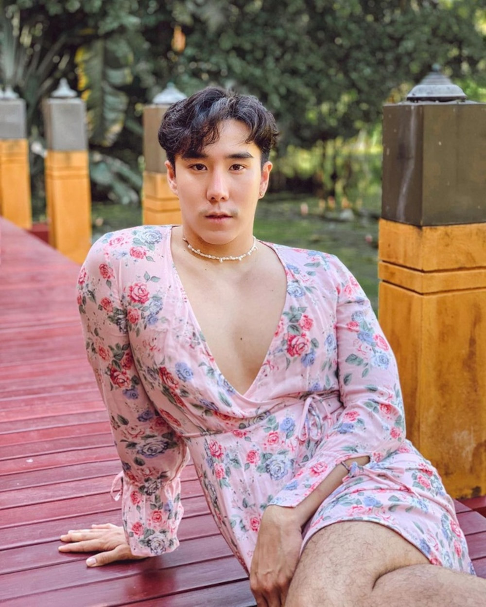 Được biết, anh theo nghề tư vấn tâm lý trị liệu luôn chọn những kiểu quần áo vốn gắn liền với phái đẹp như crop top, bikini hai mảnh…