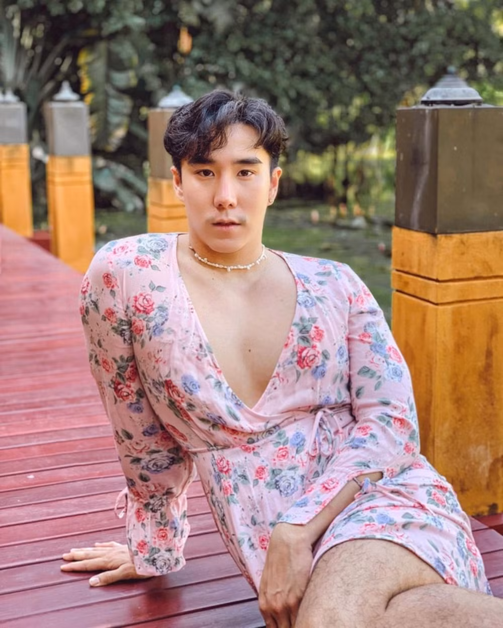 Được biết, anh theo nghề tư vấn tâm lý trị liệu luôn chọn những kiểu quần áo vốn gắn liền với phái đẹp như crop top, bikini hai mảnh…