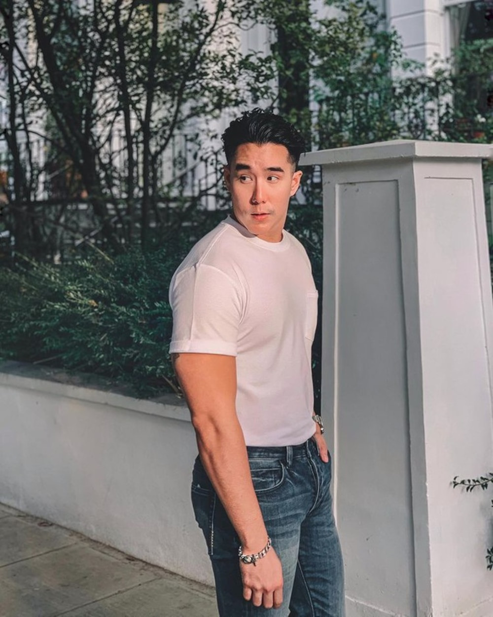 Bên cạnh những trang phục nữ, ''hiện tượng thời trang'' Thái Lan cũng thường xuyên chia sẻ khoảnh khắc mặc vest lịch lãm hoặc áo phông khỏe khoắn trên trang cá nhân.