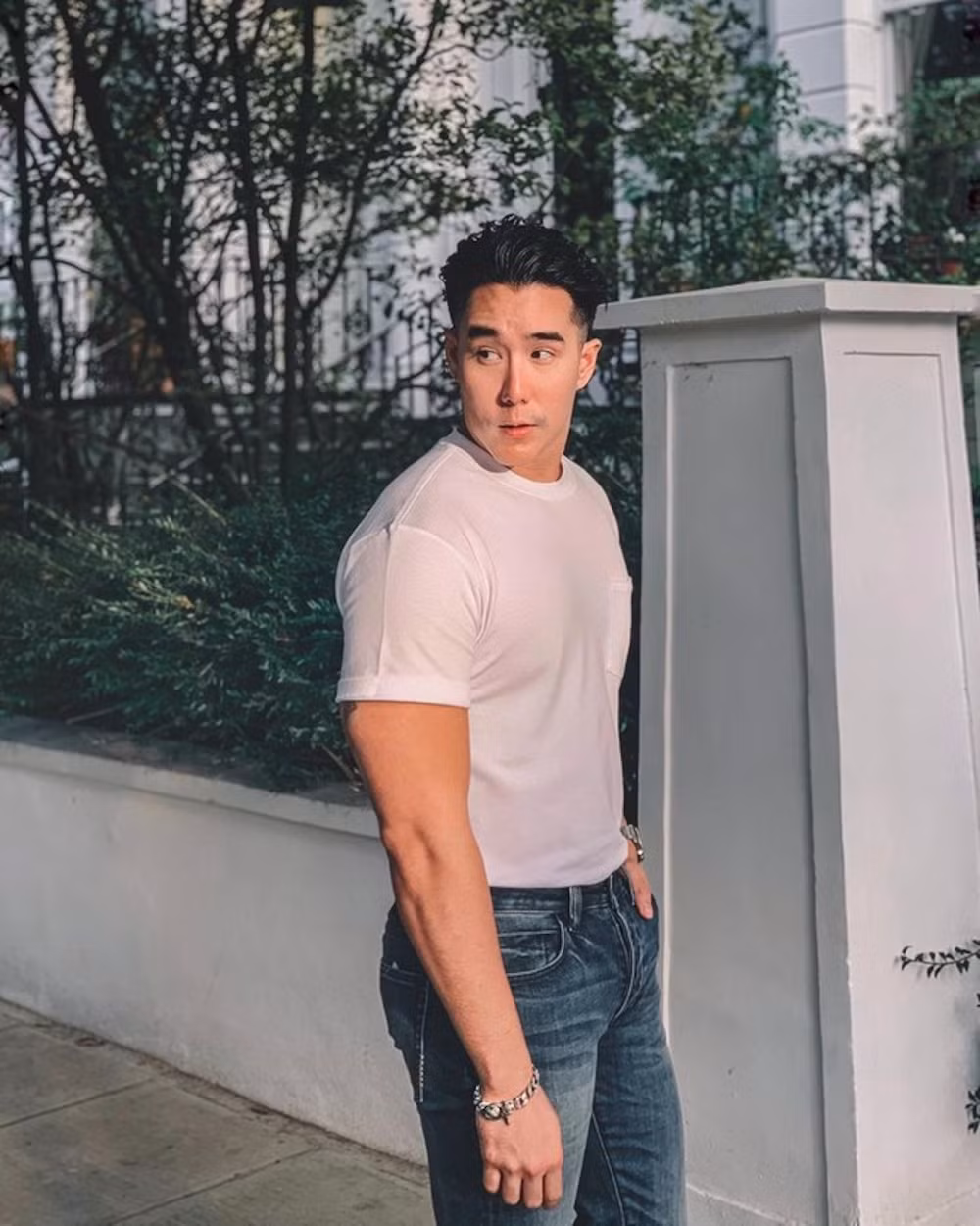 Bên cạnh những trang phục nữ, ''hiện tượng thời trang'' Thái Lan cũng thường xuyên chia sẻ khoảnh khắc mặc vest lịch lãm hoặc áo phông khỏe khoắn trên trang cá nhân.