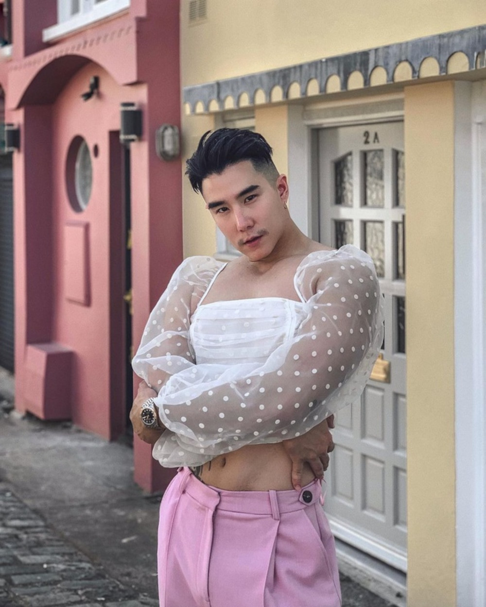 Chính vì sự nổi tiếng khác biệt này mà Pataradanai còn là nhân vật quen thuộc tại sự kiện giải trí, thời trang tại Thái Lan. Ảnh: Tổng hợp Internet