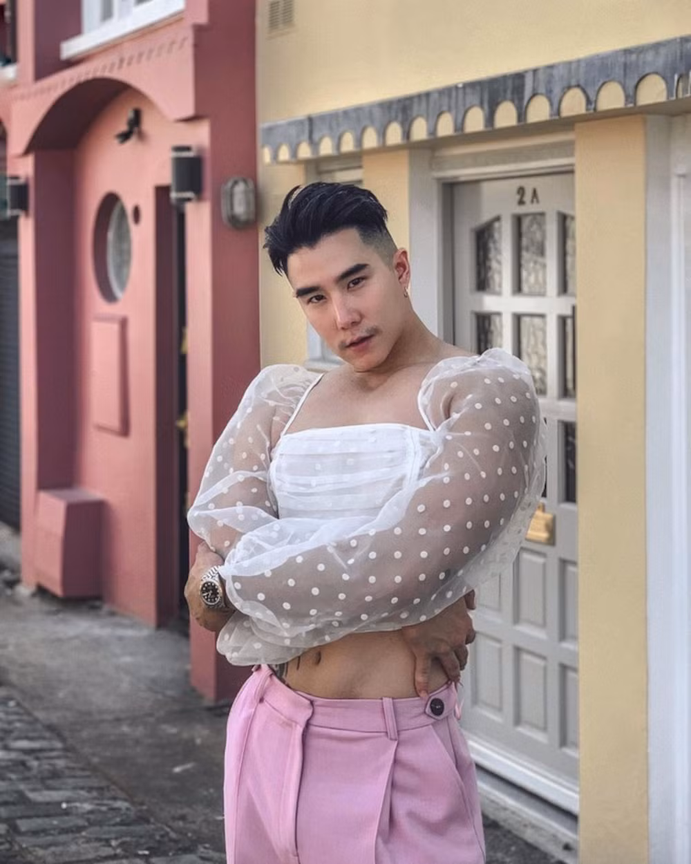 Chính vì sự nổi tiếng khác biệt này mà Pataradanai còn là nhân vật quen thuộc tại sự kiện giải trí, thời trang tại Thái Lan. Ảnh: Tổng hợp Internet