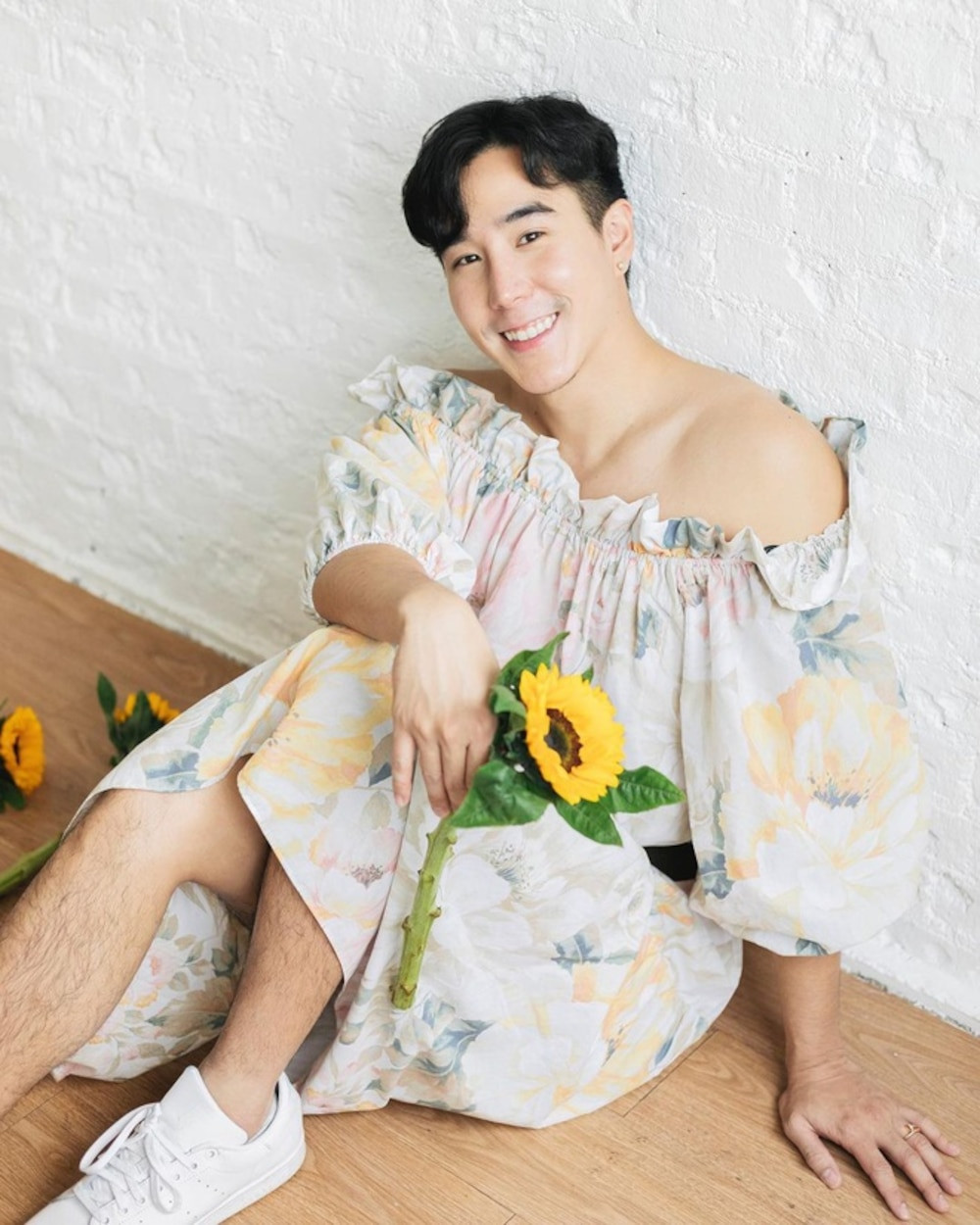 Chàng trai mặc váy có tên là Pataradanai Setsuwan (tên thường gọi Koendanai) là một trong những người đi đầu xu hướng thời trang tại Thái Lan. Anh không ngại thể hiện bản thân thông qua cách lựa chọn trang phục nữ tính.