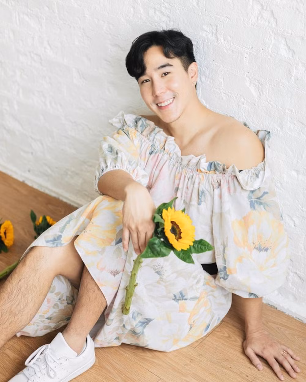 Chàng trai mặc váy có tên là Pataradanai Setsuwan (tên thường gọi Koendanai) là một trong những người đi đầu xu hướng thời trang tại Thái Lan. Anh không ngại thể hiện bản thân thông qua cách lựa chọn trang phục nữ tính.